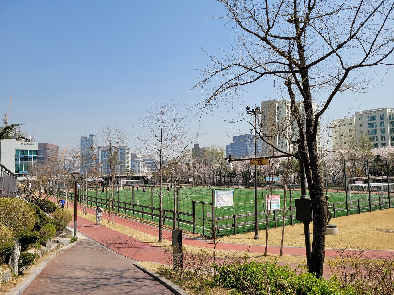 明他在场上